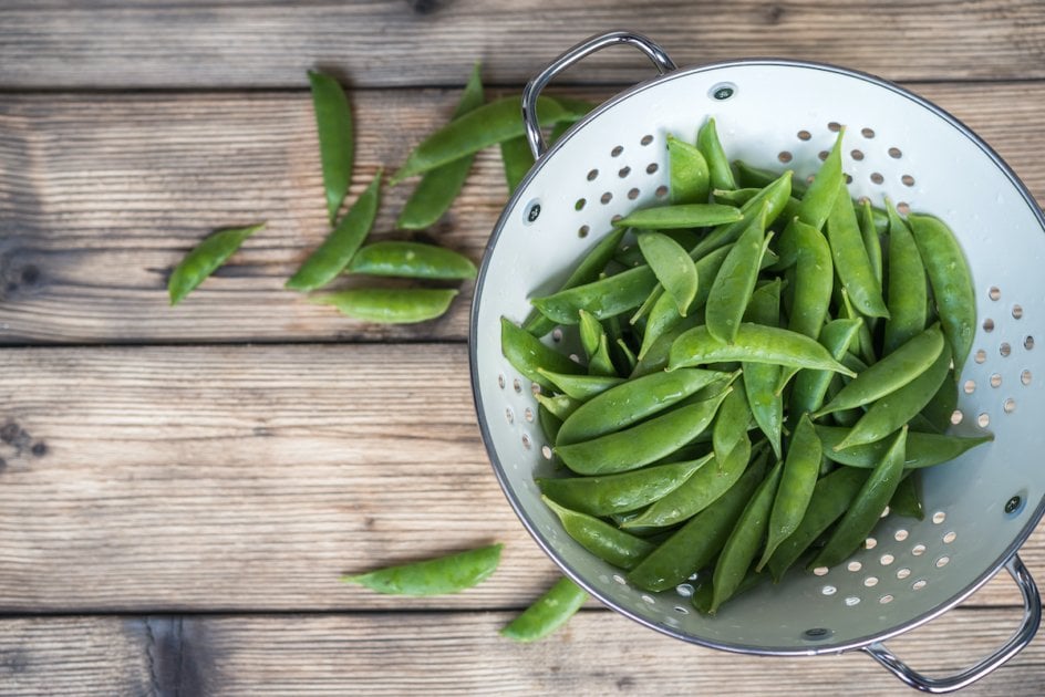 sugar snap peas in a colander