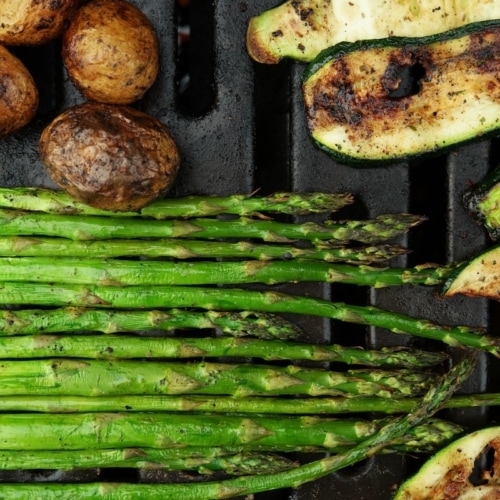 Asparagus and zucchini on the grill.