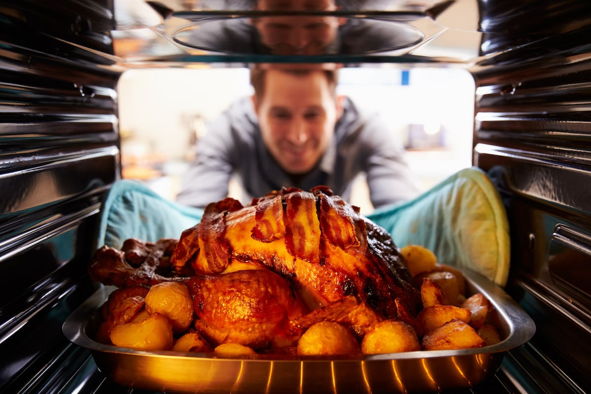 https://www.farmersalmanac.com/wp-content/uploads/2014/11/thanksgiving-kitchen-turkey-oven_as73908803.jpeg