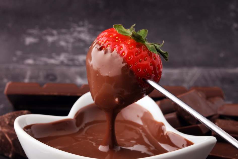Fondue with Melting chocolate or melted chocolate and strawberry.