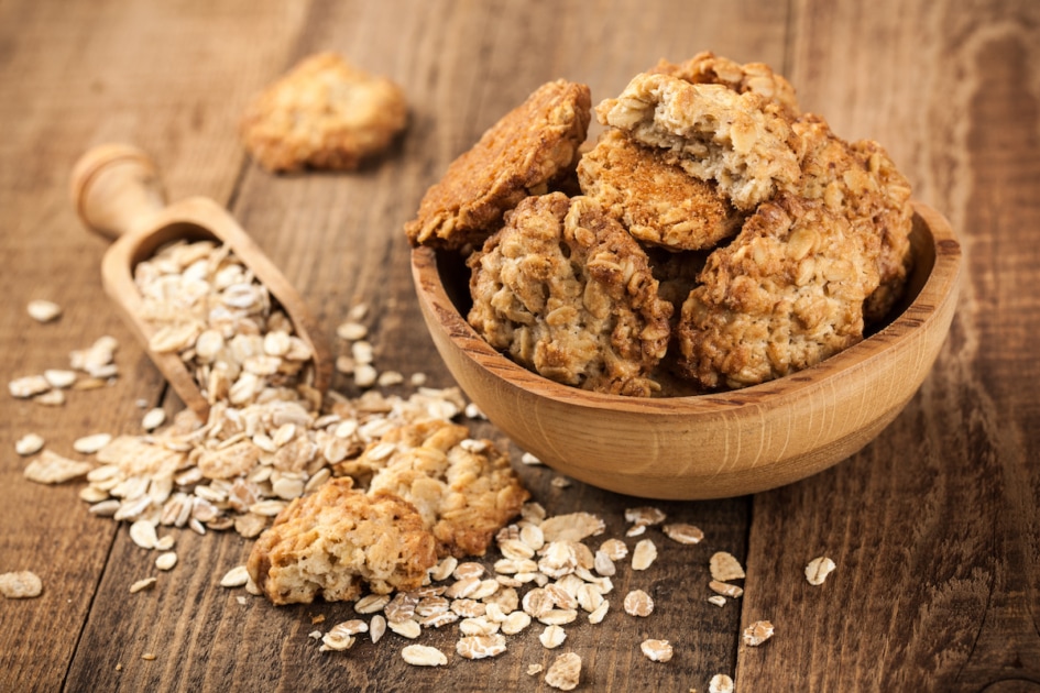 Homemade oatmeal cookies and oat flakes.