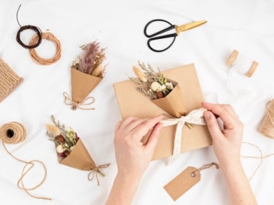 18 Clever & Inexpensive Gift Wrapping Ideas For Any Occasion featured image