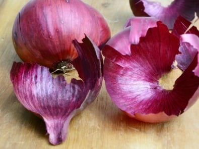 10 Good Reasons To Save Those Onion and Garlic Skins featured image
