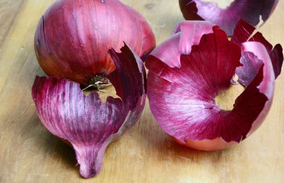 10 Good Reasons To Save Those Onion and Garlic Skins