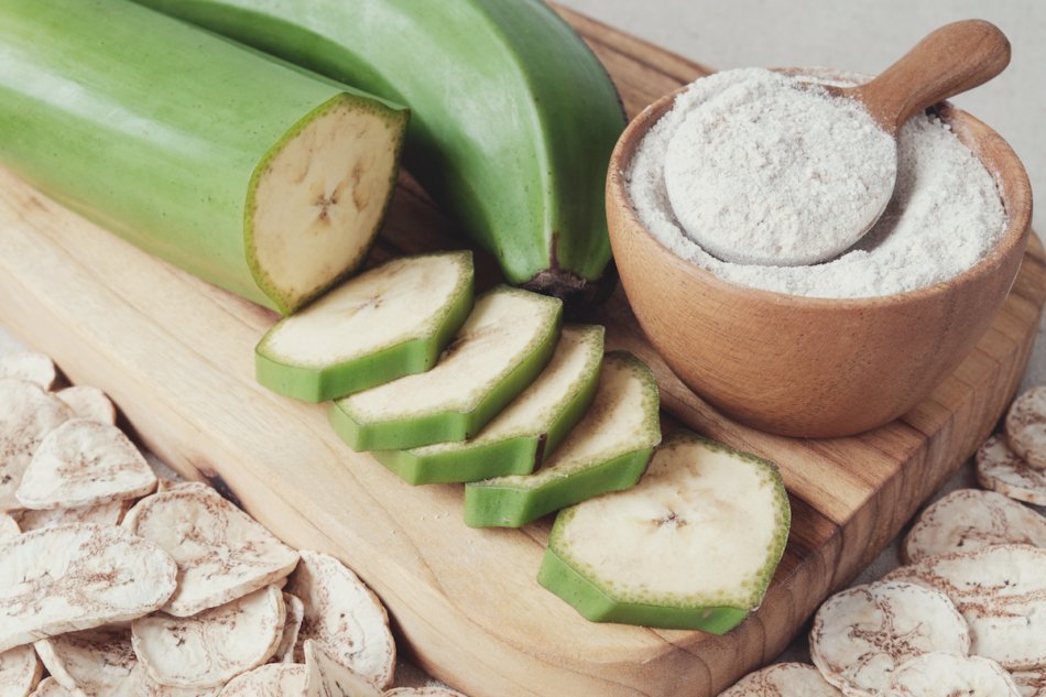 Raw and dried green bananas, plantain flour, resistant flour, prebiotic food.