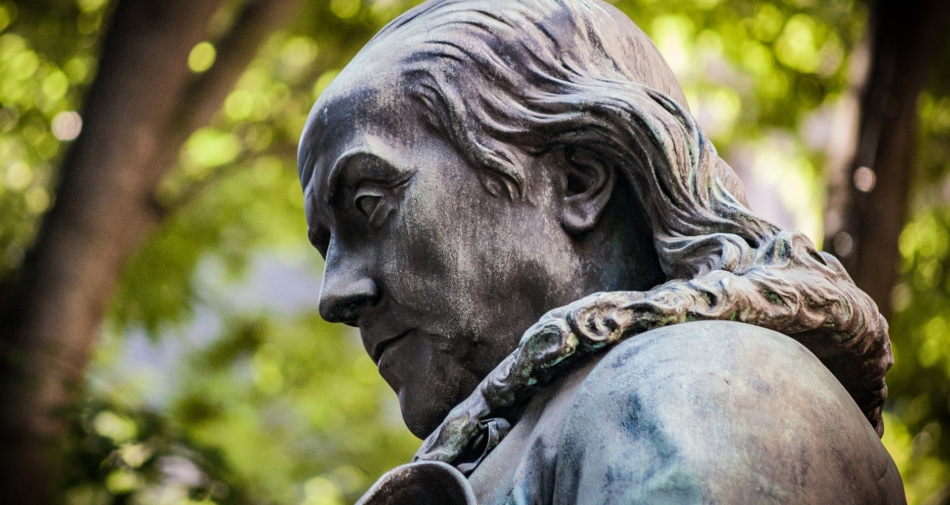 Closeup of the head of a statue of Benjamin Franklin.