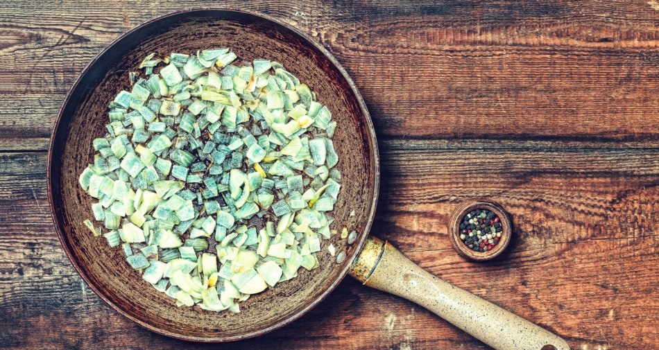 Frying pan - Sautéing garlic