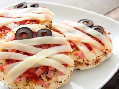 How To Make Mini Mummy Pizzas For Halloween featured image