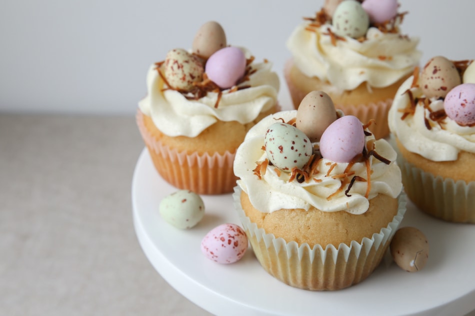 Easter egg nest cakes with chocolate eggs