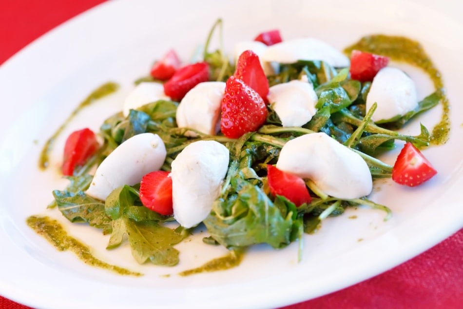 salad with pesto and strawberries