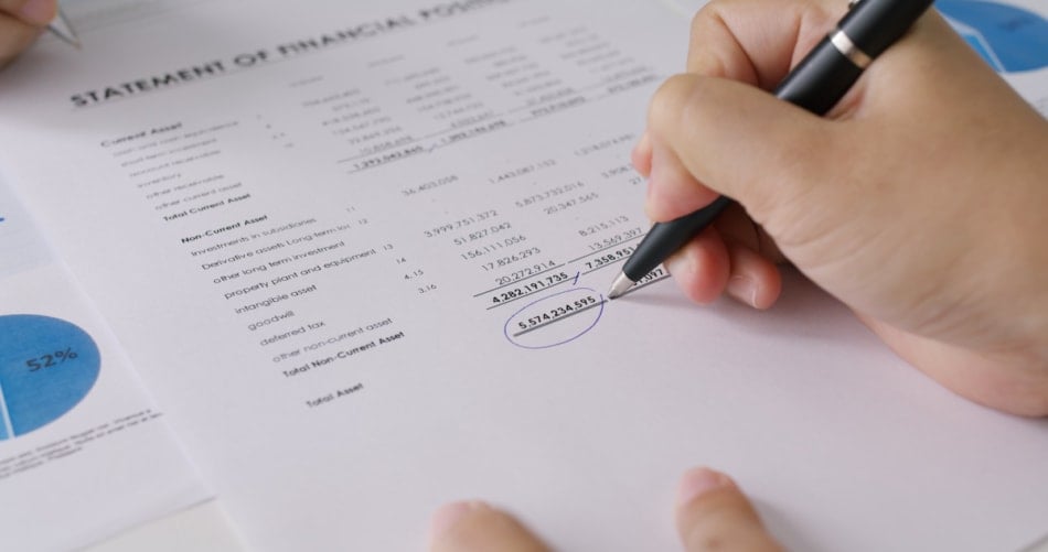  Nahaufnahme Menschen Hand der weiblichen Aktienhändler verwenden Stift schreiben auf Steuerplan Papier Schecknummer Daten Einkommen Ledger in der Bilanz im Büro. Budgetkontrolle in Audit Clerk Arbeit für Loan Risk MBA Lernen.