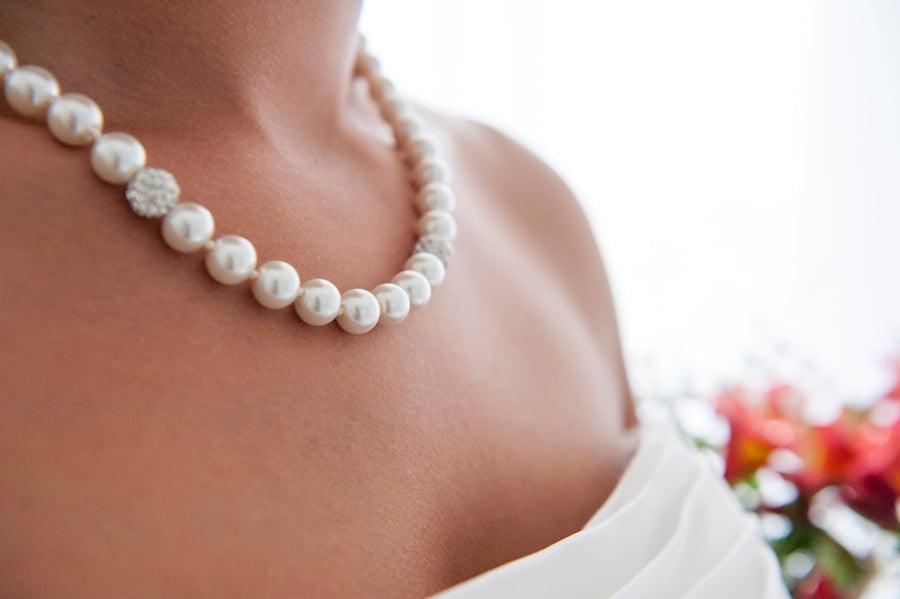 Many June brides wear pearl necklaces at their wedding. 
