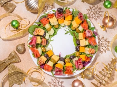 How To Make A Charcuterie Board Wreath featured image