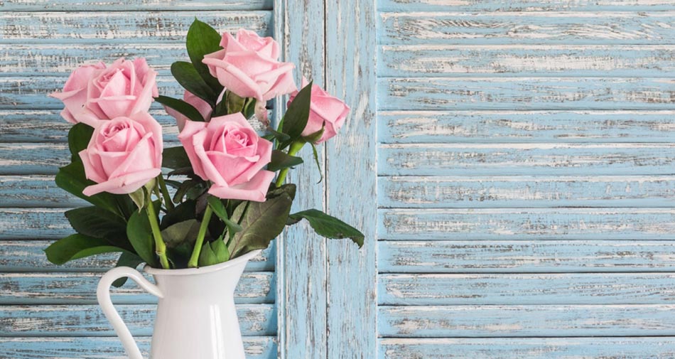 A bouquet of pink roses in a vase.
