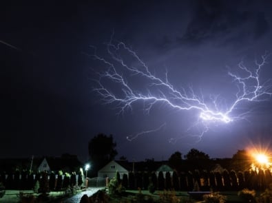 What Makes Heat Lightning? (And Is It Really Lightning?) featured image